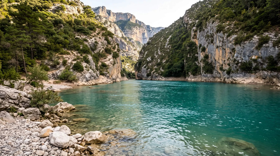 Rivière turquoise entre des falaises calcaires boisées, illustration de la qualité des ressources en eau